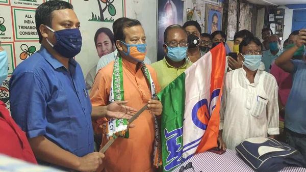 পার্থপ্রতিম রায়ের হাত থেকে তৃণমূলের পতাকা নিচ্ছেন উৎপলকান্তি দেব ও অনুপম দে। ছবি সৌজন্য : টুইটার পার্থপ্রতিম রায়ের হাত থেকে তৃণমূলের পতাকা নিচ্ছেন উৎপলকান্তি দেব ও অনুপম দে। ছবি সৌজন্য : টুইটার
