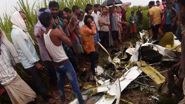 আজমগড়ের কুশওয়াপুরাওয়া গ্রামের কাছে শস্যখেতে আছড়ে পড়ল ট্রেনার হেলিকপ্টারটি। আজমগড়ের কুশওয়াপুরাওয়া গ্রামের কাছে শস্যখেতে আছড়ে পড়ল ট্রেনার হেলিকপ্টারটি।