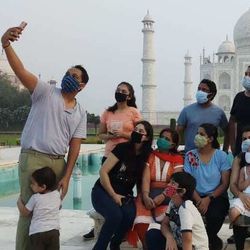 তাজমহলে পর্যটকরা। ছবি সৌজন্য : টুইটার
