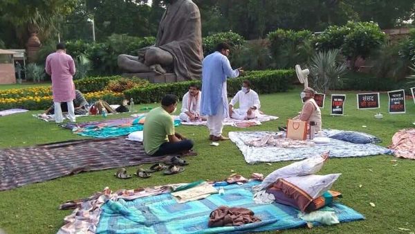 গান্ধী মূর্তির পাদদেশ সাংসদদের সঙ্গে দেখা করলেন রাজ্যসভার ডেপুটি চেয়ারম্যান হরিবংশ (ছবি সৌজন্য এএনআই) গান্ধী মূর্তির পাদদেশ সাংসদদের সঙ্গে দেখা করলেন রাজ্যসভার ডেপুটি চেয়ারম্যান হরিবংশ (ছবি সৌজন্য এএনআই)