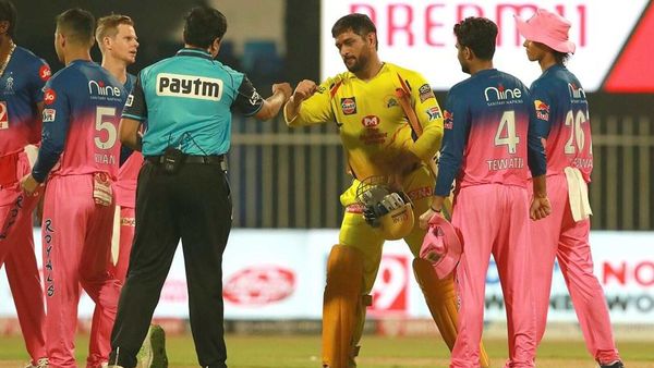 ম্যাচের শেষে আম্পায়ারের সঙ্গে ঝামেলা মিটিয়ে নিলেন ধোনি। ছবি- আইপিএল। ম্যাচের শেষে আম্পায়ারের সঙ্গে ঝামেলা মিটিয়ে নিলেন ধোনি। ছবি- আইপিএল।
