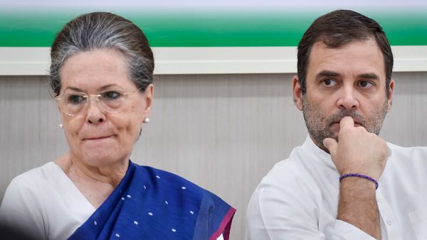সোনিয়া ও রাহুল গান্ধী (ফাইল ছবি, সৌজন্য পিটিআই) সোনিয়া ও রাহুল গান্ধী (ফাইল ছবি, সৌজন্য পিটিআই)