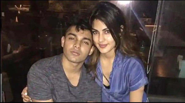 ভাই শৌভিকের সঙ্গে রিয়া চক্রবর্তী ভাই শৌভিকের সঙ্গে রিয়া চক্রবর্তী