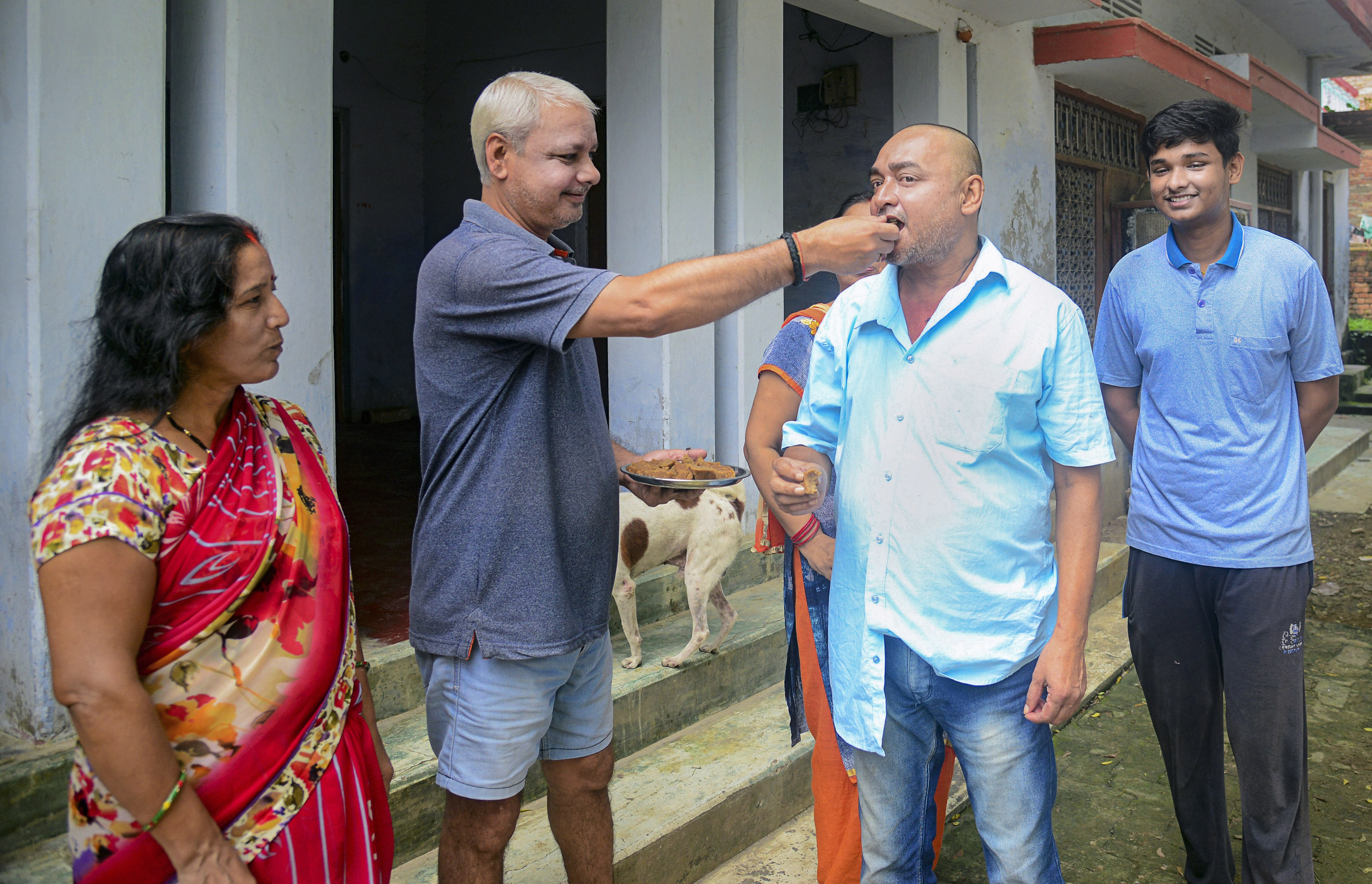 ইতিহাস তৈরি মেয়ের, খুশির হাওয়া বারাণসীতে ফ্লাইট লেফটেন্যান্ট শিবাঙ্গী সিংয়ের বাড়িতে (ছবি সৌজন্য পিটিআই) ইতিহাস তৈরি মেয়ের, খুশির হাওয়া বারাণসীতে ফ্লাইট লেফটেন্যান্ট শিবাঙ্গী সিংয়ের বাড়িতে (ছবি সৌজন্য পিটিআই)