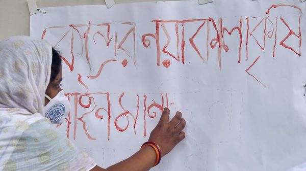 কলকাতার প্রতিবাদসভায় রক্ত দিয়ে লেখা হচ্ছে পোস্টার। শুক্রবার। ছবি সৌজন্য : পিটিআই (PTI) কলকাতার প্রতিবাদসভায় রক্ত দিয়ে লেখা হচ্ছে পোস্টার। শুক্রবার। ছবি সৌজন্য : পিটিআই (PTI)