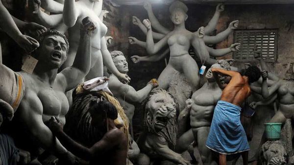 কুমোরটুলিতে দুর্গাপ্রতিমা তৈরির ব্যস্ততা। ছবি : সগৃহীত কুমোরটুলিতে দুর্গাপ্রতিমা তৈরির ব্যস্ততা। ছবি : সগৃহীত
