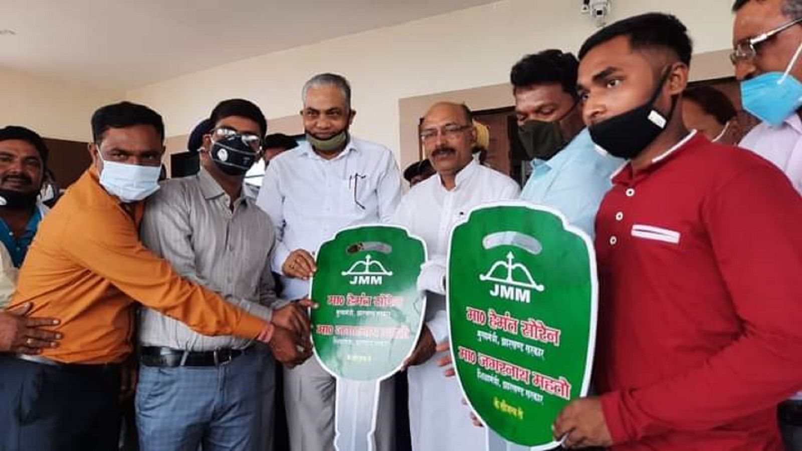 কৃতীদের হাতে উপহারের গাড়ির চাবি তুলে দিলেন ঝাড়খণ্ডের শিক্ষামন্ত্রী ও বিধানসভার অধ্যক্ষ। কৃতীদের হাতে উপহারের গাড়ির চাবি তুলে দিলেন ঝাড়খণ্ডের শিক্ষামন্ত্রী ও বিধানসভার অধ্যক্ষ।