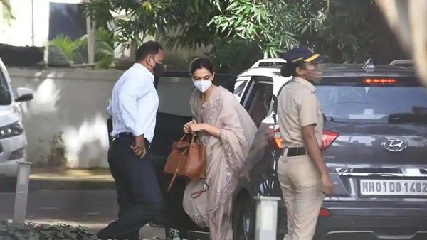 এনসিবির দফতরে দীপিকা পাড়ুকোন এনসিবির দফতরে দীপিকা পাড়ুকোন