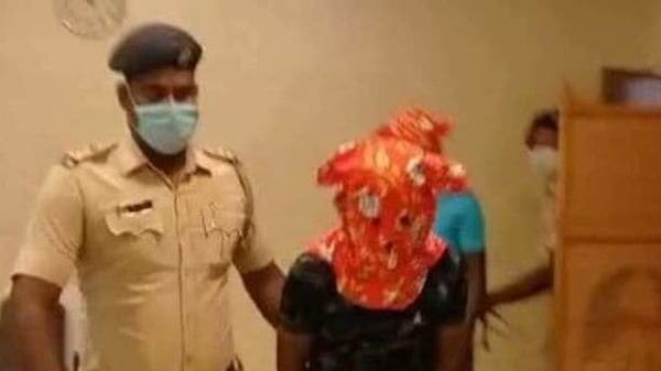 ধৃত বান্টি সাধু ও অজয় দাসকে আদালতে পেশ করছে পুলিশ। ধৃত বান্টি সাধু ও অজয় দাসকে আদালতে পেশ করছে পুলিশ।