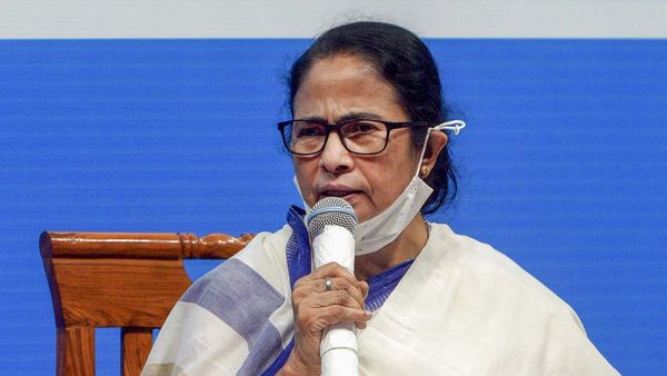 বুধবার উত্তরকন্যায় মমতা বন্দ্যোপাধ্যায় (PTI) বুধবার উত্তরকন্যায় মমতা বন্দ্যোপাধ্যায় (PTI)