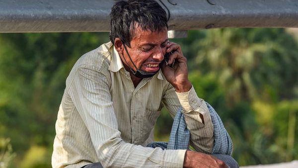 আত্মীয়ের সঙ্গে কথা বলছেন এক পরিযায়ী শ্রমিক-দিল্লির ছবি (PTI) আত্মীয়ের সঙ্গে কথা বলছেন এক পরিযায়ী শ্রমিক-দিল্লির ছবি (PTI)