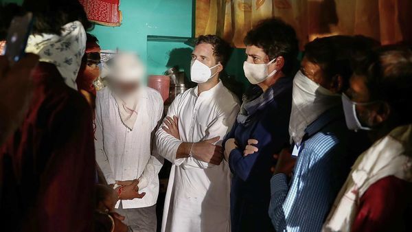 হাথরাসের তরুণীর পরিবারের সঙ্গে সাক্ষাৎ রাহুল-প্রিয়াঙ্কার (ছবি সৌজন্য পিটিআই) হাথরাসের তরুণীর পরিবারের সঙ্গে সাক্ষাৎ রাহুল-প্রিয়াঙ্কার (ছবি সৌজন্য পিটিআই)
