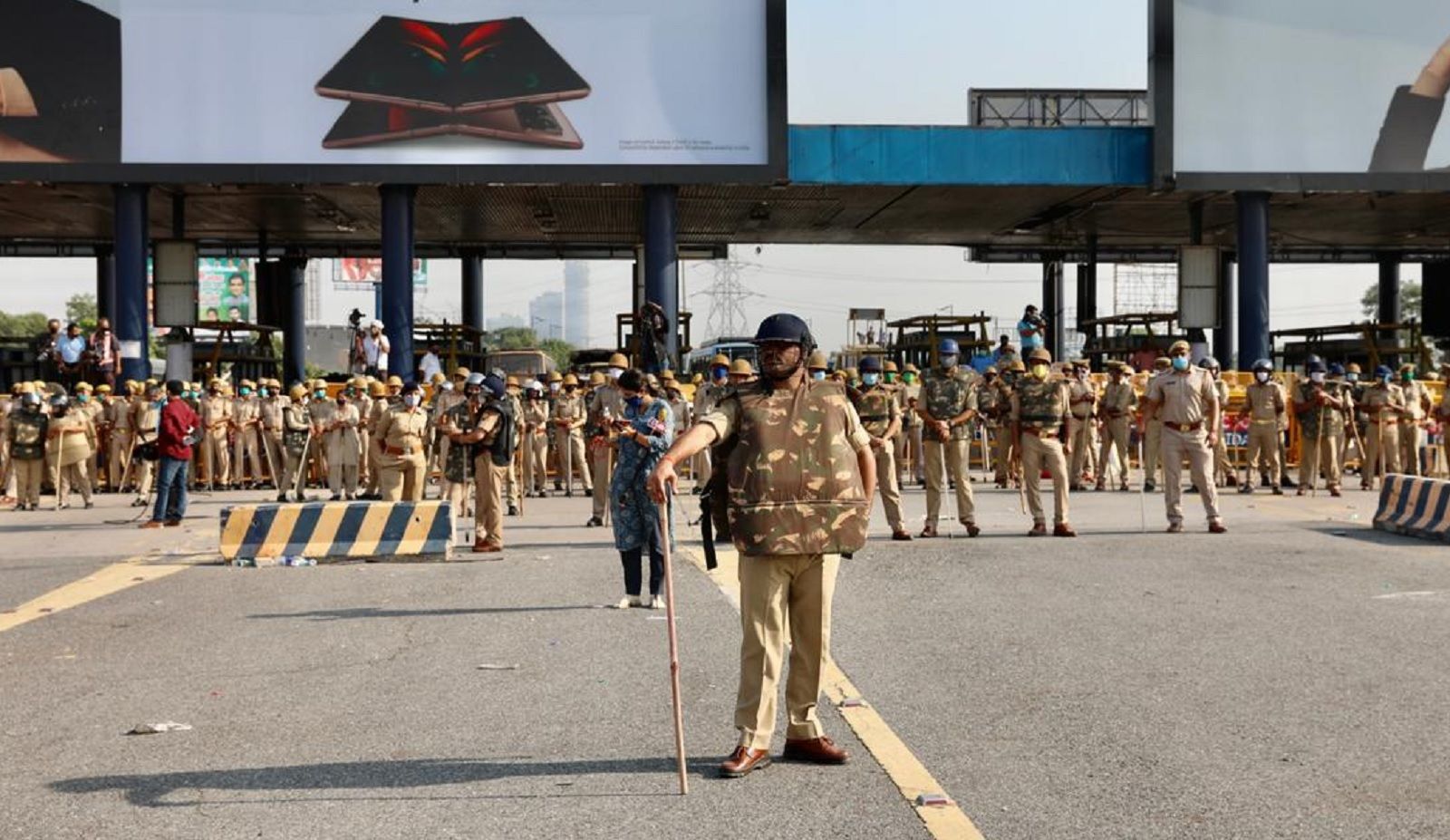 দিল্লি-নয়ডা সীমান্তে কড়া পুলিশি নিরাপত্তা ব্যবস্থা। শনিবার। দিল্লি-নয়ডা সীমান্তে কড়া পুলিশি নিরাপত্তা ব্যবস্থা। শনিবার।
