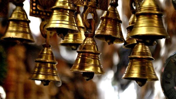 দরজায় ঝুলিয়ে রাখা হয়, সেটি হল দ্বার ঘণ্টি। দরজায় ঝুলিয়ে রাখা হয়, সেটি হল দ্বার ঘণ্টি।
