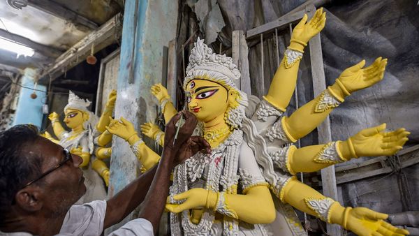 শুধুমাত্র কনটেনমেন্ট জোনের বাইরে উৎসব পালন করা যাবে বলে জানিয়েছে কেন্দ্র (ছবি সৌজন্য পিটিআই) শুধুমাত্র কনটেনমেন্ট জোনের বাইরে উৎসব পালন করা যাবে বলে জানিয়েছে কেন্দ্র (ছবি সৌজন্য পিটিআই)
