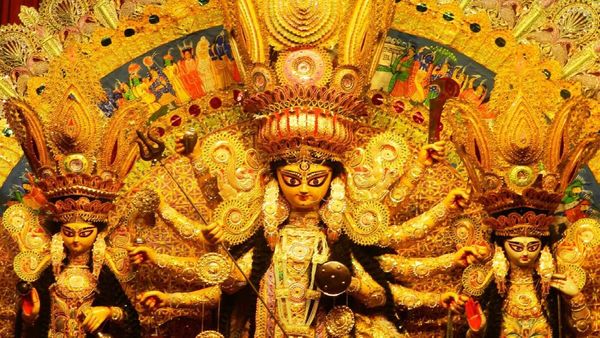 মাস্ক, স্যানিটাইজার, লম্বা লাইন উপেক্ষা করেই ঘুরে দেখা যাবে দুর্গাপুজো। মাস্ক, স্যানিটাইজার, লম্বা লাইন উপেক্ষা করেই ঘুরে দেখা যাবে দুর্গাপুজো।