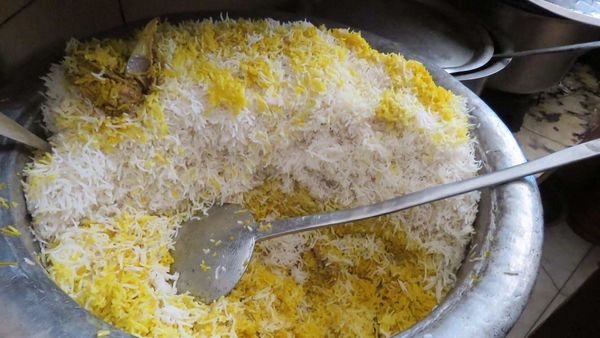 বিরিয়ানি কিনতে ভোর ৪ টেয় দৌড়, লাইন পড়ল প্রায় ১.৫ কিমি! (ছবিটি প্রতীকী, সৌজন্য টুইটার) বিরিয়ানি কিনতে ভোর ৪ টেয় দৌড়, লাইন পড়ল প্রায় ১.৫ কিমি! (ছবিটি প্রতীকী, সৌজন্য টুইটার)