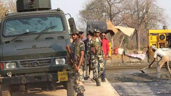 রাহুল গান্ধীর দাবি, দেশের সুরক্ষায় নিয়োজিত বাহিনীকে বুলেটপ্রুফ নয় এমন গাড়িতে যাতায়াত করতে বাধ্য করছে কেন্দ্রীয় সরকার। রাহুল গান্ধীর দাবি, দেশের সুরক্ষায় নিয়োজিত বাহিনীকে বুলেটপ্রুফ নয় এমন গাড়িতে যাতায়াত করতে বাধ্য করছে কেন্দ্রীয় সরকার।