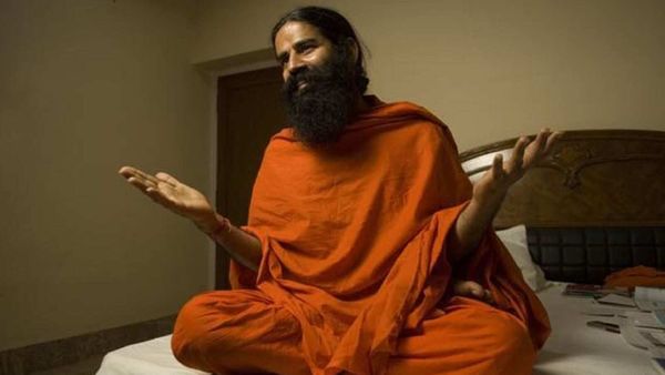 টাল সামলাতে না পেরে হাতির পিঠ থেকে পড়ে গেলেন যোগগুরু রামদেব। টাল সামলাতে না পেরে হাতির পিঠ থেকে পড়ে গেলেন যোগগুরু রামদেব।