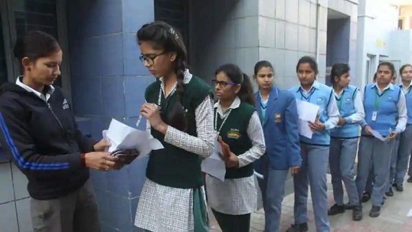 করোনা পরিস্থিতি বিবেচনা করে CBSE-র কাছে শিক্ষাবর্ষের মেয়াদ বৃদ্ধির আর্জি জানাল দিল্লি সরকারের শিক্ষা দফতর। করোনা পরিস্থিতি বিবেচনা করে CBSE-র কাছে শিক্ষাবর্ষের মেয়াদ বৃদ্ধির আর্জি জানাল দিল্লি সরকারের শিক্ষা দফতর।