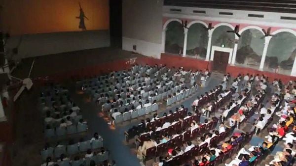 লকডাউন পর্বের পরে বৃহস্পতিবার থেকে খুলে যাচ্ছে পশ্চিমবঙ্গের সিনেমা হল ও মাল্টিপ্লেক্স। লকডাউন পর্বের পরে বৃহস্পতিবার থেকে খুলে যাচ্ছে পশ্চিমবঙ্গের সিনেমা হল ও মাল্টিপ্লেক্স।
