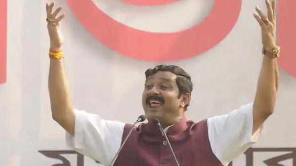 তৃণমূলেক দুই সম্মানীয় নেতা তাঁকে ফোন করেছিলেন বলে দাবি করলেন বিজেপি'র প্রাক্তন কেন্দ্রীয় সম্পাদক রাহুল সিনহা। তৃণমূলেক দুই সম্মানীয় নেতা তাঁকে ফোন করেছিলেন বলে দাবি করলেন বিজেপি'র প্রাক্তন কেন্দ্রীয় সম্পাদক রাহুল সিনহা।