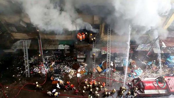 বাসিন্দাদের দাবি, শুক্রবার রাতে আগুন নেভানোর জন্য জল মেলেনি বাড়ির ট্যাঙ্কে। বাসিন্দাদের দাবি, শুক্রবার রাতে আগুন নেভানোর জন্য জল মেলেনি বাড়ির ট্যাঙ্কে।