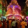 কলকাতার এক পুজোমণ্ডপে দর্শনার্থীরা। ছবি সৌজন্য : পিটিআই (PTI)