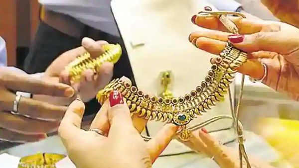 বুধবার সোনার দাম প্রতি ১০ গ্রামে দাঁড়াল ৫০,৫৮৪ টাকা। বুধবার সোনার দাম প্রতি ১০ গ্রামে দাঁড়াল ৫০,৫৮৪ টাকা।