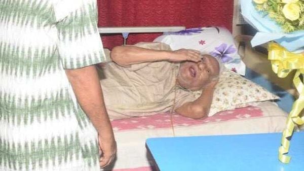 শয্যাশায়ী বুদ্ধদেব। শনিবার রাজভবন থেকে প্রকাশিত ছবি। শয্যাশায়ী বুদ্ধদেব। শনিবার রাজভবন থেকে প্রকাশিত ছবি।