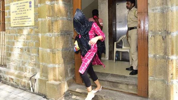 এনসিবির দফতর থেকে আদালতের জন্য নিয়ে যাওয়া হচ্ছে প্রীতিকা চৌহানকে এনসিবির দফতর থেকে আদালতের জন্য নিয়ে যাওয়া হচ্ছে প্রীতিকা চৌহানকে