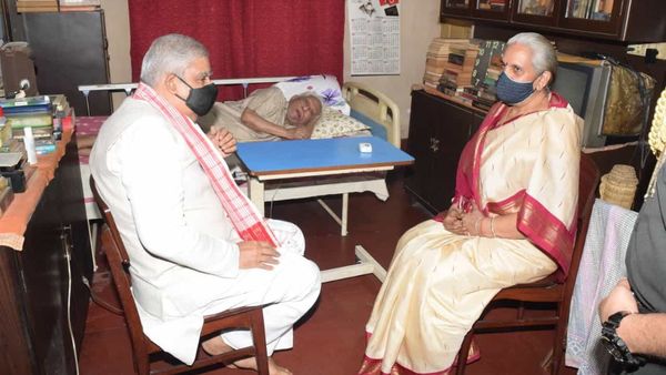 শয্যাশায়ী বুদ্ধদেব। শনিবার রাজভবন থেকে প্রকাশিত ছবি। শয্যাশায়ী বুদ্ধদেব। শনিবার রাজভবন থেকে প্রকাশিত ছবি।
