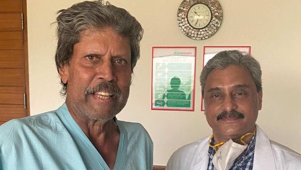 ডাক্তার অতুল মাথুরের সঙ্গে কপিল দেব। ছবি- টুইটার। ডাক্তার অতুল মাথুরের সঙ্গে কপিল দেব। ছবি- টুইটার।