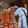 পিপিই কিট পরে ধুনুচি নাচ। কলকাতায়। ছবি সৌজন্য : পিটিআই (PTI)