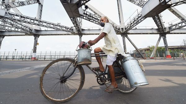 নাগালের বাইরে দুধের দাম, দশমীতে নাভিশ্বাস মধ্যবিত্তের, বাড়তে পারে মিষ্টি! (ছবিটি প্রতীকী, সৌজন্য পিটিআই) নাগালের বাইরে দুধের দাম, দশমীতে নাভিশ্বাস মধ্যবিত্তের, বাড়তে পারে মিষ্টি! (ছবিটি প্রতীকী, সৌজন্য পিটিআই)