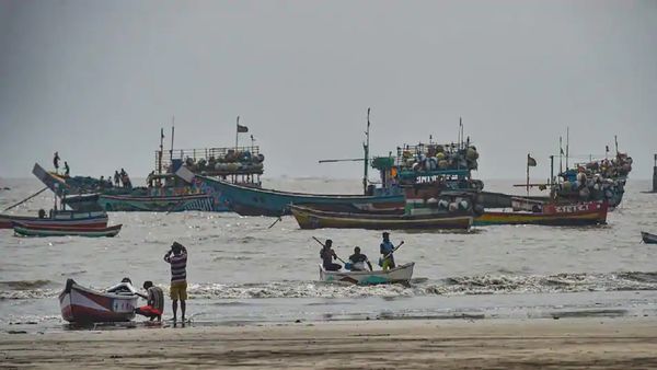 মণ্ডপে ঢোকার অনুমতি না পাওয়ায় সমুদ্র সৈকতে আনন্দে মেতে উঠলেন আপামর বাঙালি। মণ্ডপে ঢোকার অনুমতি না পাওয়ায় সমুদ্র সৈকতে আনন্দে মেতে উঠলেন আপামর বাঙালি।