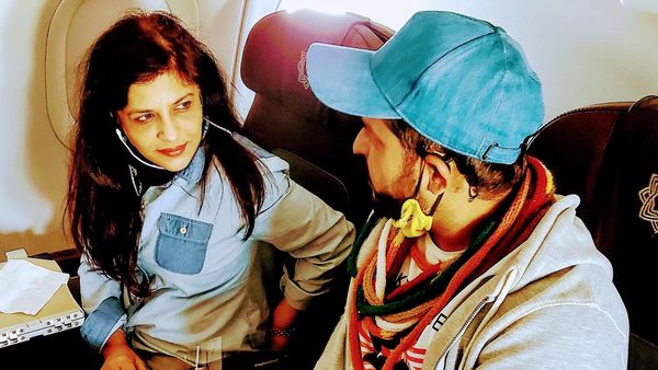 বিমানে বিজেপি নেত্রীর সঙ্গে সুরেশ রায়না। (ছবি সৌজন্য টুইটার @shaziailmi) বিমানে বিজেপি নেত্রীর সঙ্গে সুরেশ রায়না। (ছবি সৌজন্য টুইটার @shaziailmi)