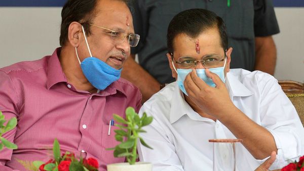 সত্যেন্দ্র জৈন ও অরবিন্দ কেজরিওয়াল (PTI) সত্যেন্দ্র জৈন ও অরবিন্দ কেজরিওয়াল (PTI)