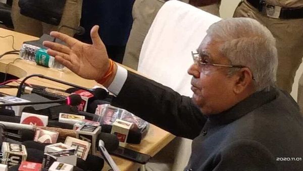 রবিবার সকালে শিলিগুড়িতে সাংবাদিক বৈঠকে রাজ্যপাল জগদীপ ধনখড়। রাজভবন থেকে প্রকাশিত ছবি। রবিবার সকালে শিলিগুড়িতে সাংবাদিক বৈঠকে রাজ্যপাল জগদীপ ধনখড়। রাজভবন থেকে প্রকাশিত ছবি।