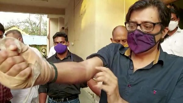 আদালত চত্বরে অর্ণব গোস্বামী (ছবি সৌজন্য এএনআই) আদালত চত্বরে অর্ণব গোস্বামী (ছবি সৌজন্য এএনআই)