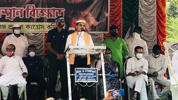 বৃহস্পতিবার কলকাতায় কংগ্রেসের অবস্থান বিক্ষোভে বক্তব্য রাখছেন অধীররঞ্জন চৌধুরী। বৃহস্পতিবার কলকাতায় কংগ্রেসের অবস্থান বিক্ষোভে বক্তব্য রাখছেন অধীররঞ্জন চৌধুরী।