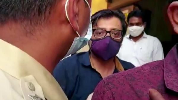 গ্রেফতারির পর আলিবাগ হাইকোর্টে অর্ণব (ছবি সৌজন্য এএনআই) গ্রেফতারির পর আলিবাগ হাইকোর্টে অর্ণব (ছবি সৌজন্য এএনআই)