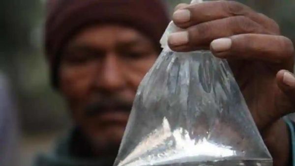 হরিয়ানার সোনিপতে বিষমদ পান করে প্রাণ হারালেন কুড়ি জনের বেশি দরিদ্র মজুর। হরিয়ানার সোনিপতে বিষমদ পান করে প্রাণ হারালেন কুড়ি জনের বেশি দরিদ্র মজুর।