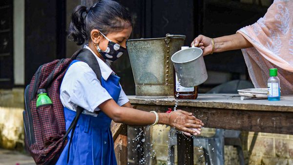‘এখনই রাজ্যে খুলছে না স্কুল’, ঝুঁকি নিতে নারাজ ওড়িশা সরকার (ছবিটি প্রতীকী, সৌজন্য পিটিআই) ‘এখনই রাজ্যে খুলছে না স্কুল’, ঝুঁকি নিতে নারাজ ওড়িশা সরকার (ছবিটি প্রতীকী, সৌজন্য পিটিআই)