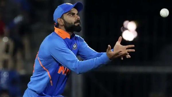 IPL-এর এলিমিনেটর ম্যাচে হারার পরেই বিরাট ভারতীয় জাতীয় ক্রিকেট দলের বায়ো বাবলে প্রবেশ করেছেন। IPL-এর এলিমিনেটর ম্যাচে হারার পরেই বিরাট ভারতীয় জাতীয় ক্রিকেট দলের বায়ো বাবলে প্রবেশ করেছেন।