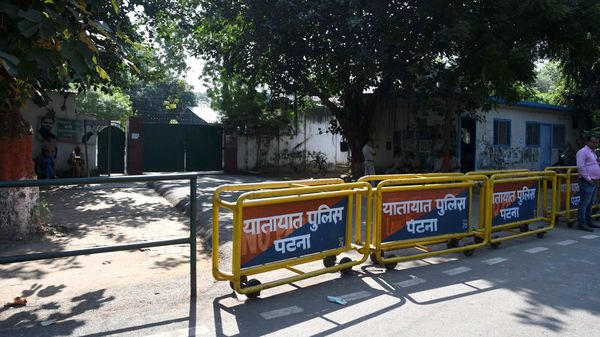 ভোটের ফলাফল প্রকাশের পর ফাঁকা তেজস্বী যাদবের বাসভবন (ছবি সৌজন্য এএনআই) ভোটের ফলাফল প্রকাশের পর ফাঁকা তেজস্বী যাদবের বাসভবন (ছবি সৌজন্য এএনআই)