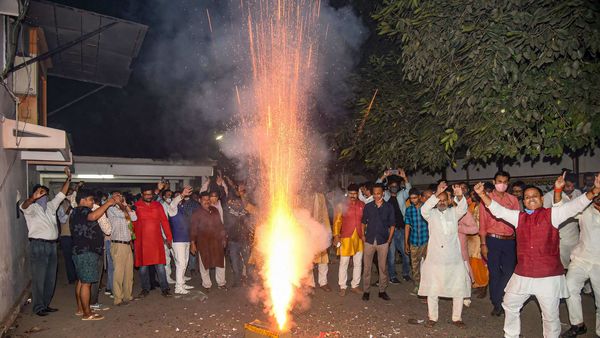 পাটনায় বিজেপি সমর্থকদের উচ্ছ্বাস (PTI) পাটনায় বিজেপি সমর্থকদের উচ্ছ্বাস (PTI)