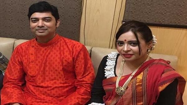ভাস্বর চট্টোপাধ্যায় ও নবমিতা চট্টোপাধ্যায় (ইন্টারনেট) ভাস্বর চট্টোপাধ্যায় ও নবমিতা চট্টোপাধ্যায় (ইন্টারনেট)