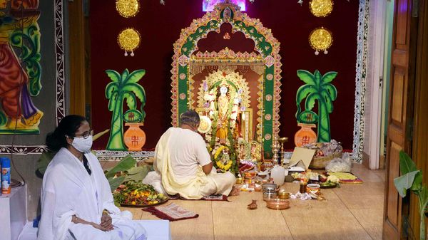 মুখ্যমন্ত্রীর বাড়িতে কালী পুজো মুখ্যমন্ত্রীর বাড়িতে কালী পুজো
