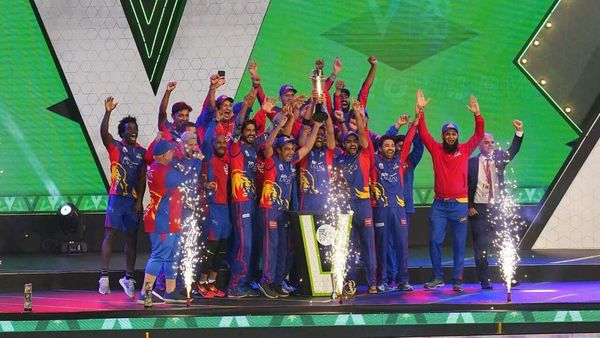 ট্রফি জয়ের পর উচ্ছ্বাস করাচির (ছবি সৌজন্য টুইটার @thePSLt20) ট্রফি জয়ের পর উচ্ছ্বাস করাচির (ছবি সৌজন্য টুইটার @thePSLt20)